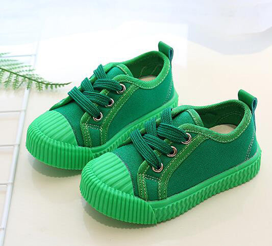 Candy-colored canvas children's shoes